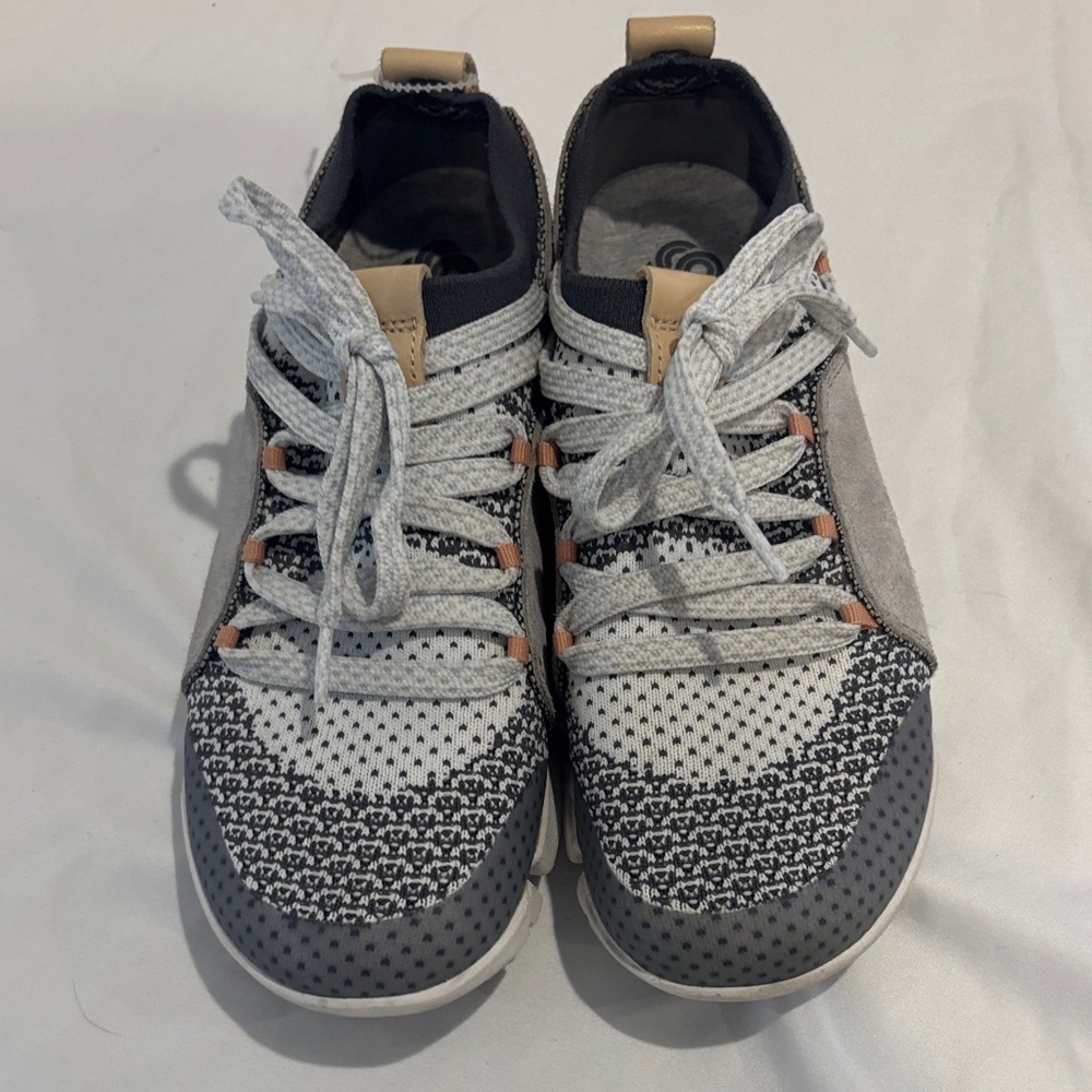 Clarks tennis shoes  cloudstepper Stylish Shoes  women’s or kids  size 6